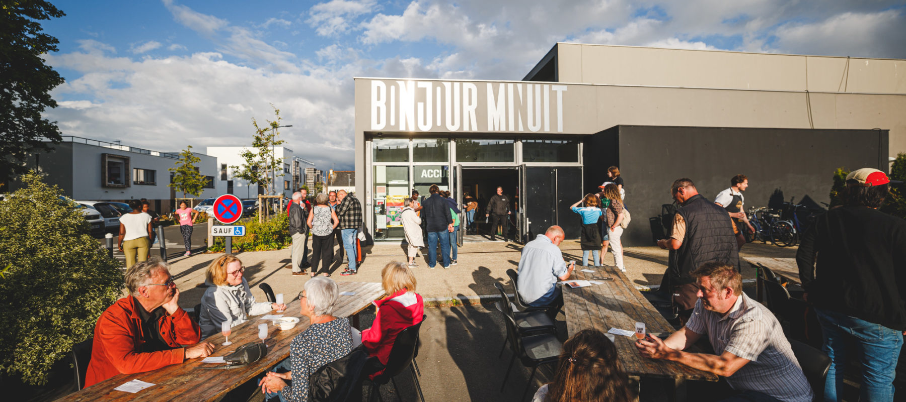 photo du public devant l'entrée de Bonjour Minuit