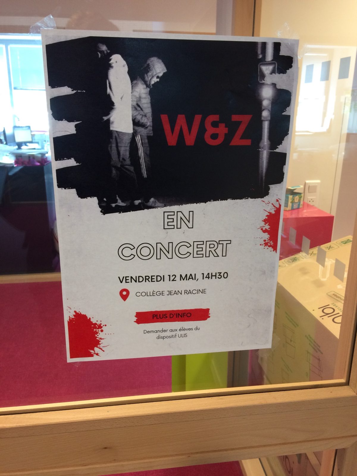 photo de l'affiche annonçant le concert de W&Z dans un couloir du collège Racine à Saint-Brieuc