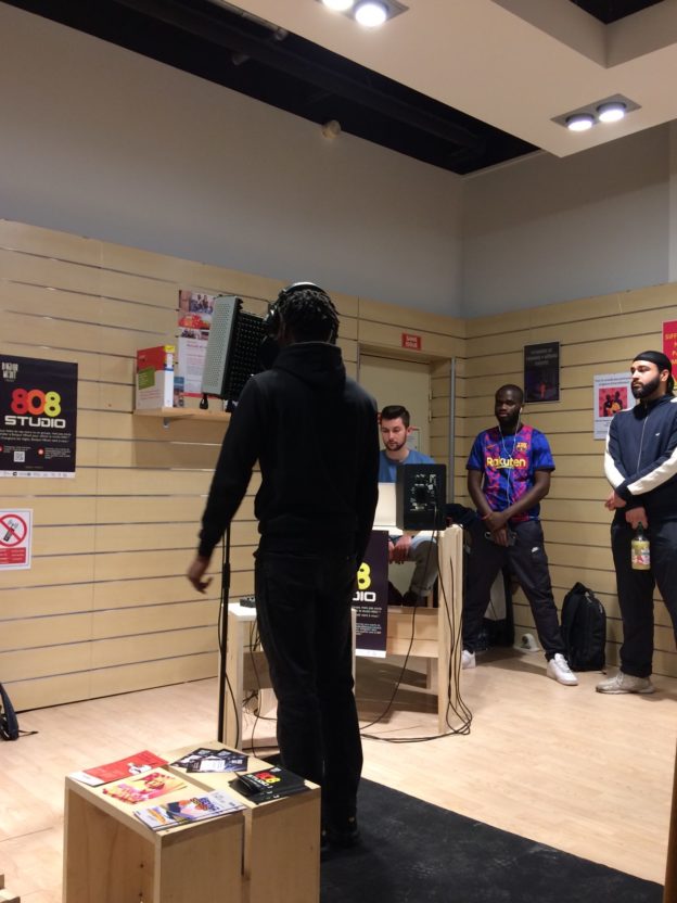 Photo d'une session d'enregistrement du 808 Studio à la Cabane