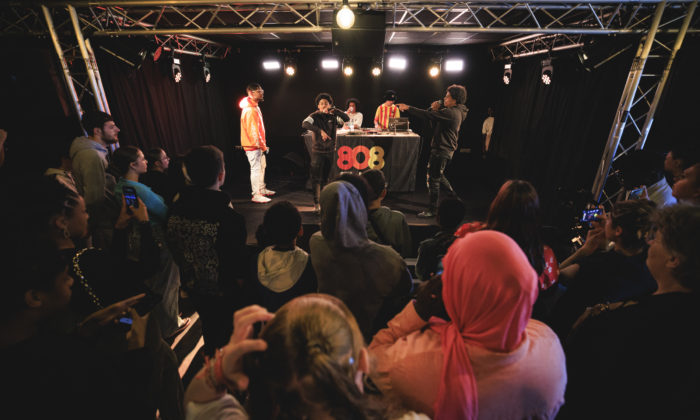 photo du 808 Club avec le public de dos et un plan large sur la scène et les rappeur·ses
