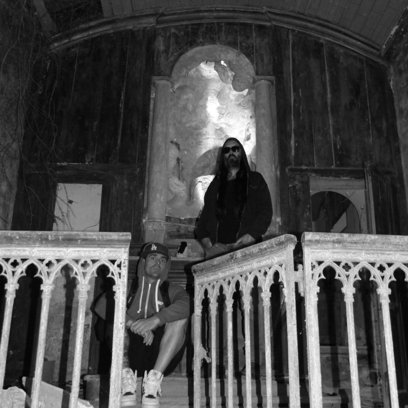 photo en noir et blanc des deux musiciens dans une chapelle abandonnée